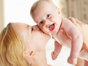 Mamma bacia la bimba al suo rientro a casa